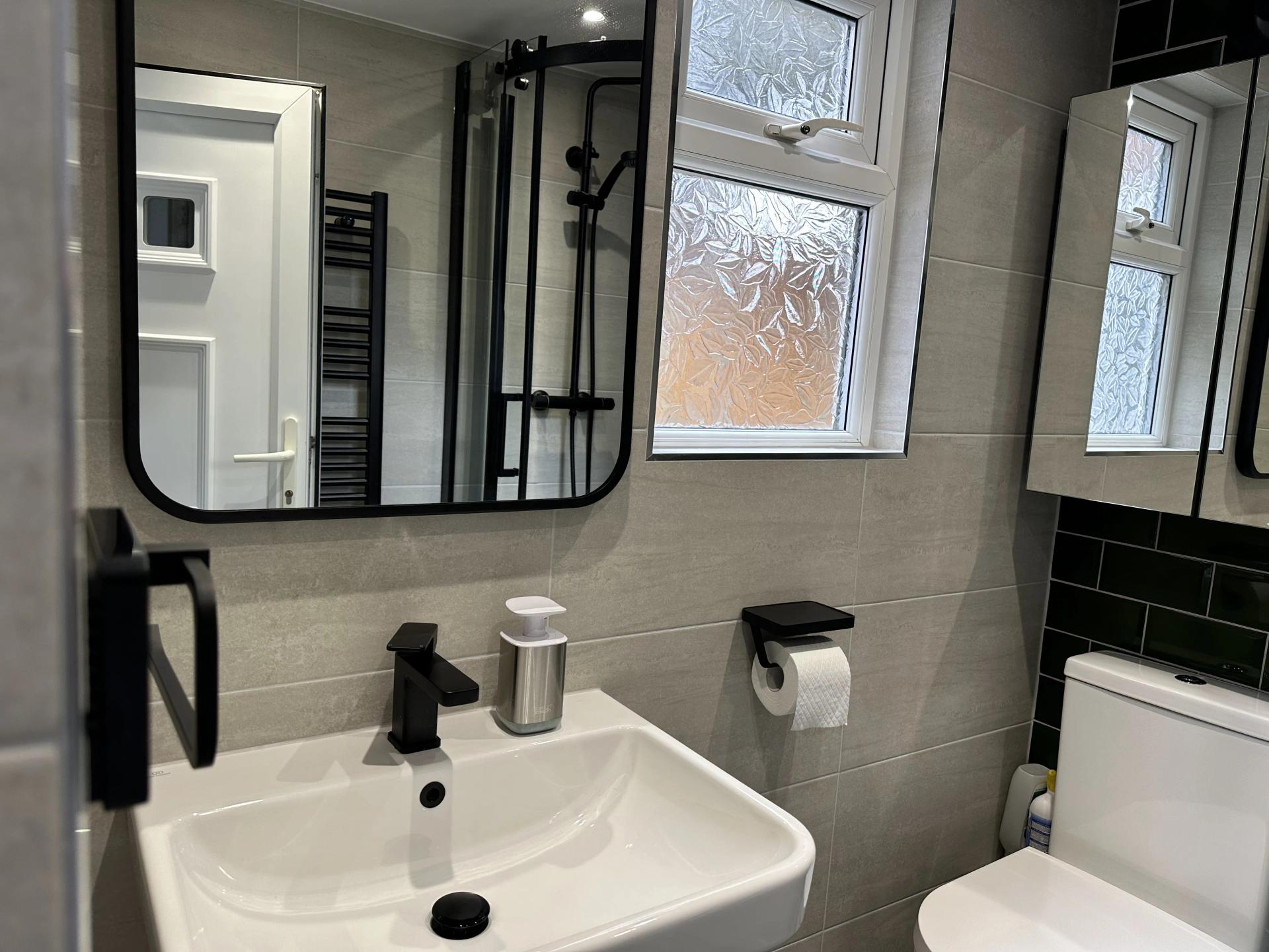 Dark and Moody Bathroom Ideas That Still Feel Spacious