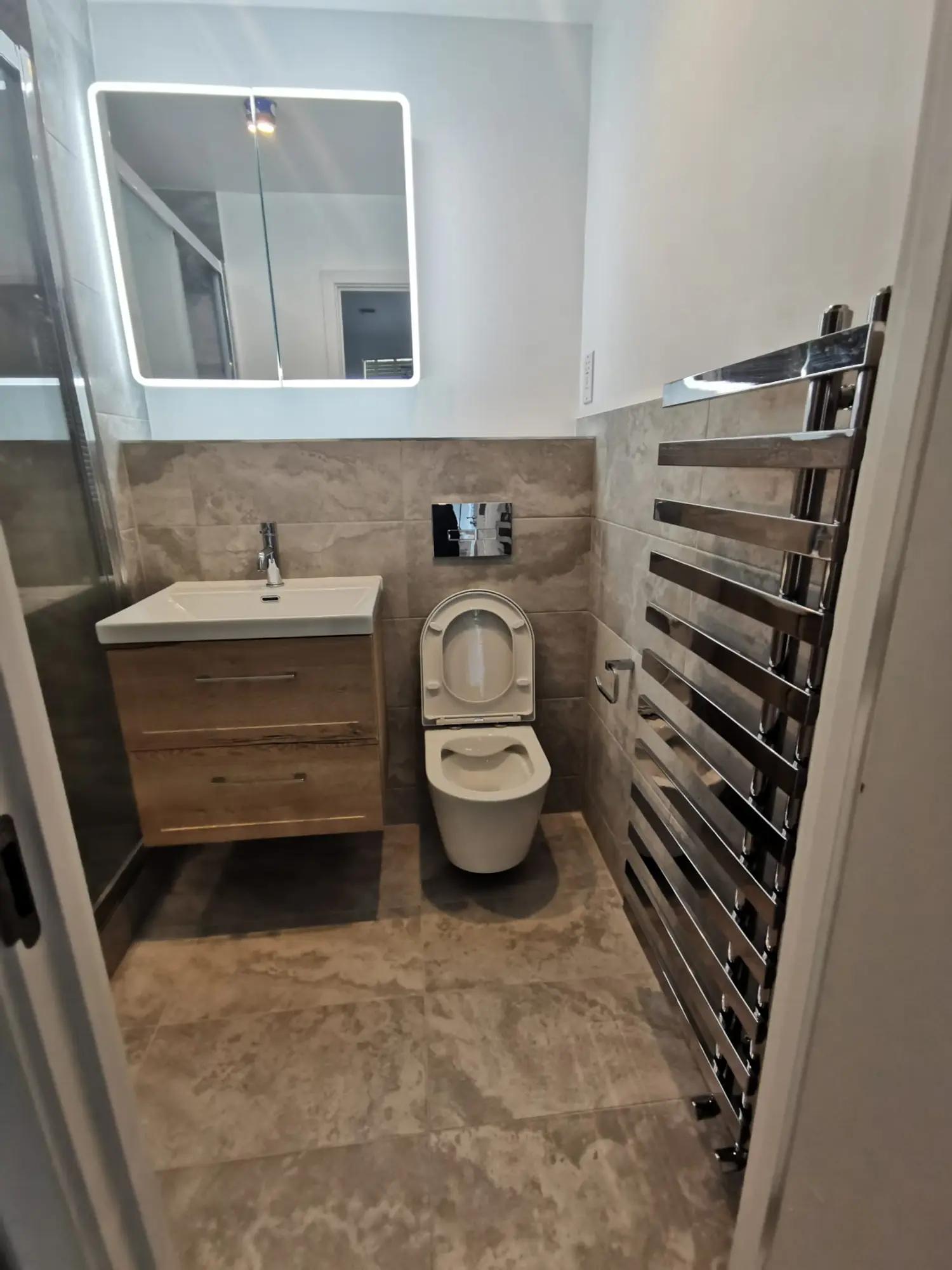 Модерен Wet Room ремонт на баня в Greenwich