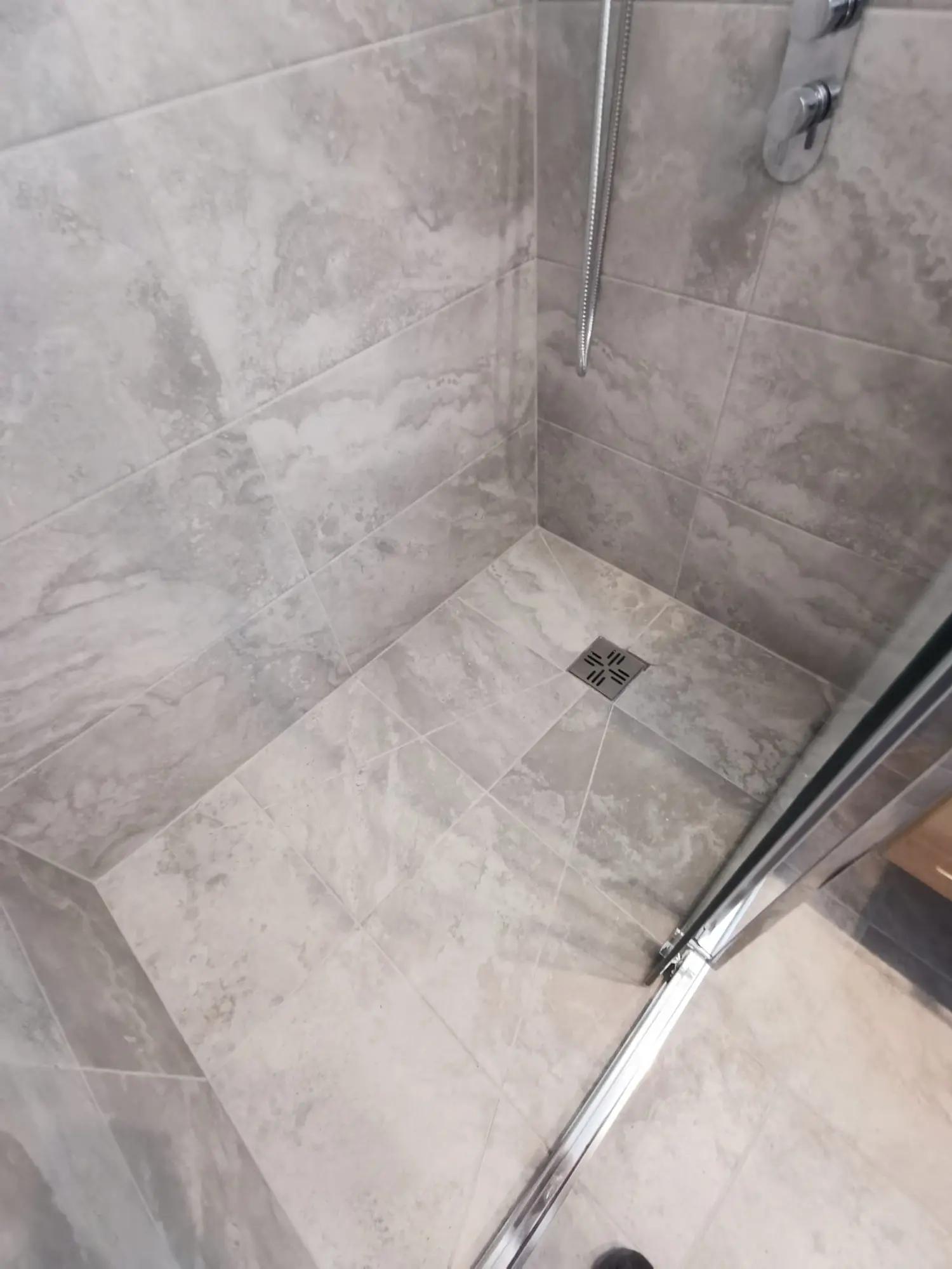 Модерен Wet Room ремонт на баня в Greenwich — снимка 2
