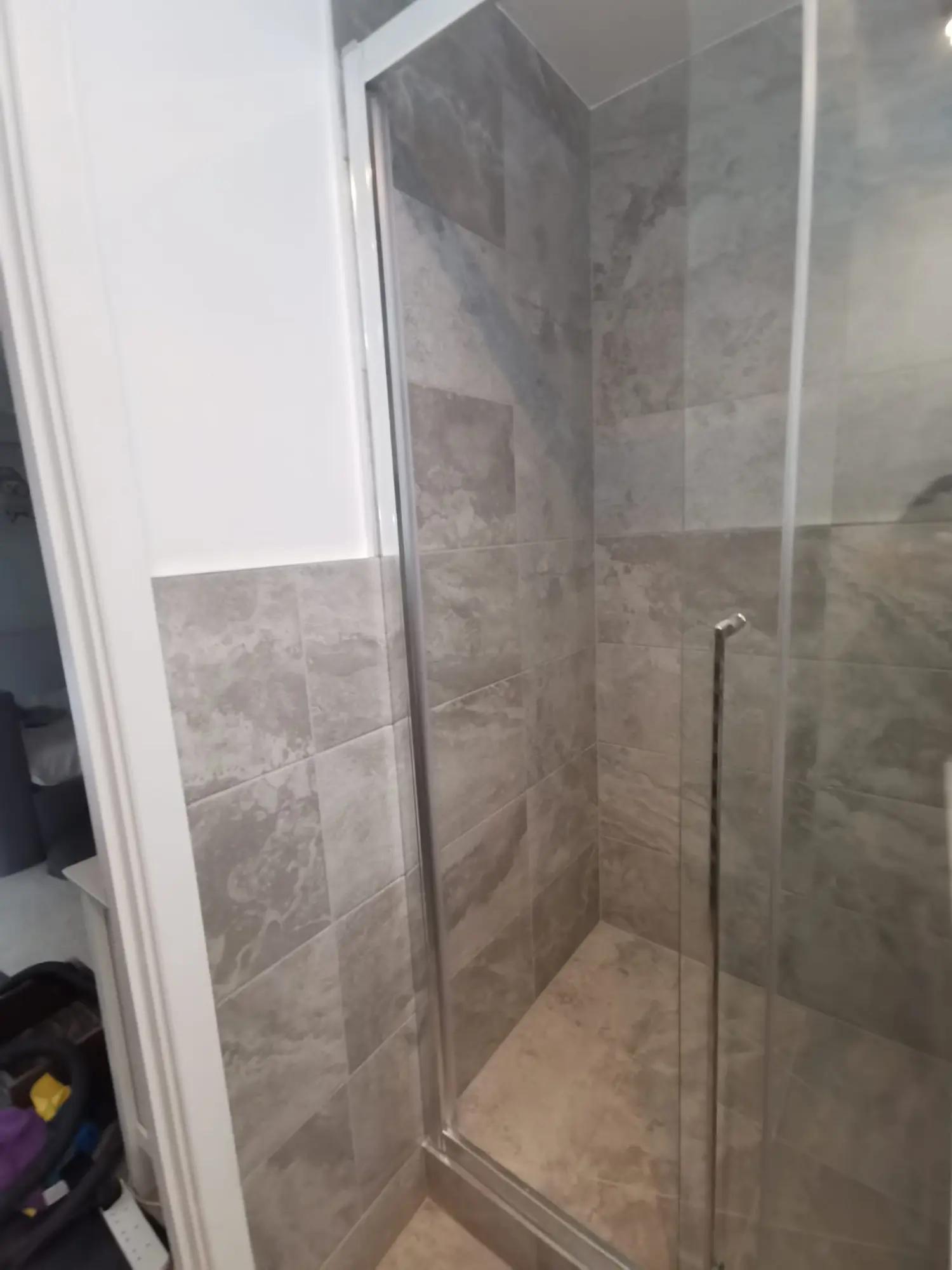 Модерен Wet Room ремонт на баня в Greenwich — снимка 3