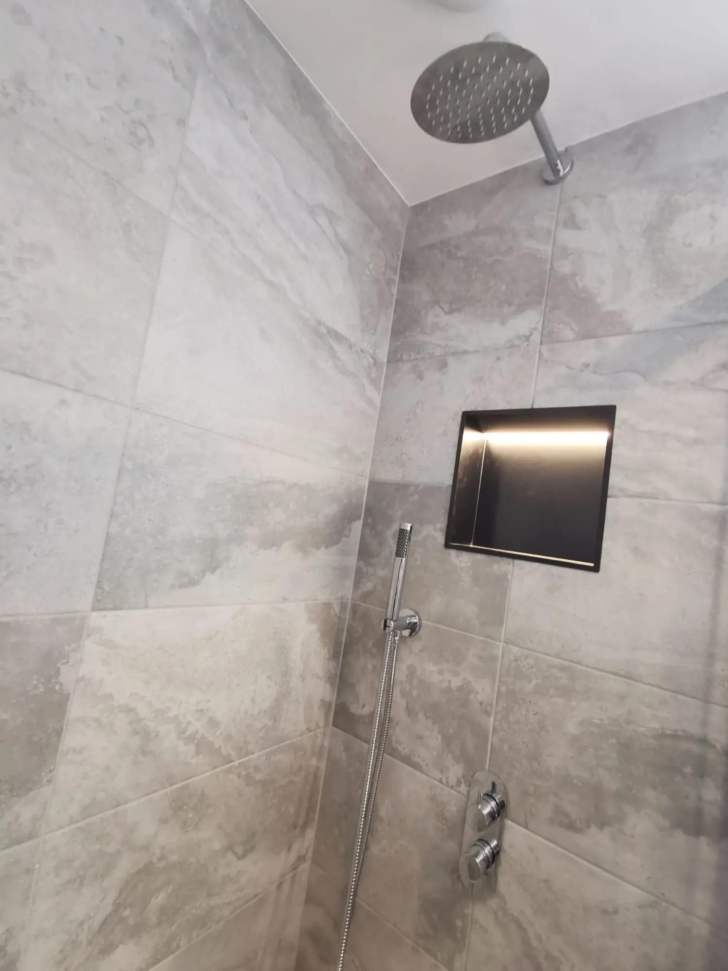 Модерен Wet Room ремонт на баня в Greenwich — снимка 4