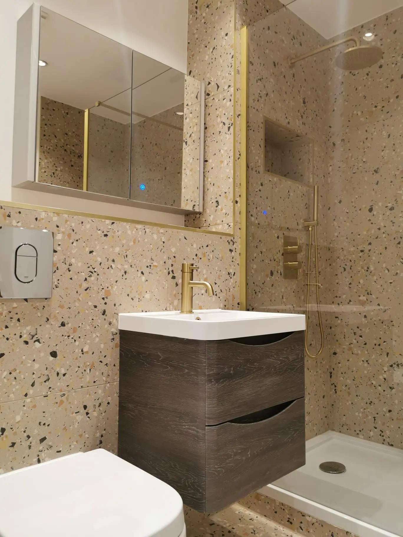 Terrazzo & Brushed Brass ремонт на баня в Clerkenwell — снимка 2