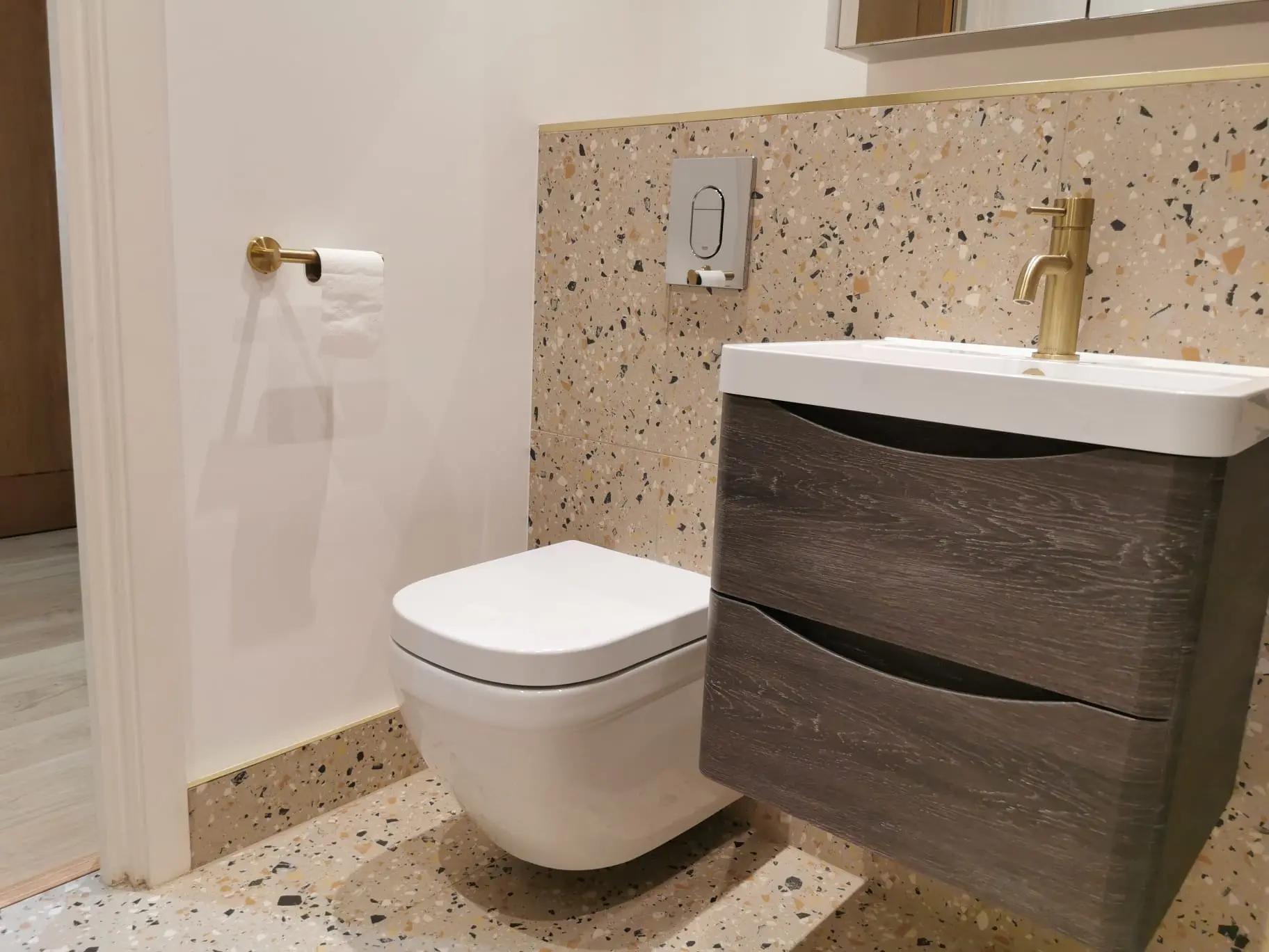 Terrazzo & Brushed Brass ремонт на баня в Clerkenwell — снимка 3